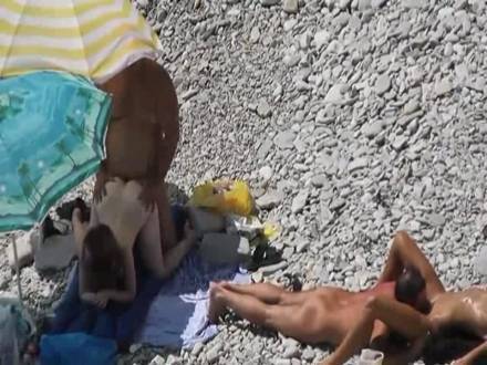 Озабоченные нудисты занимаются публичным сексом на людном пляже у моря