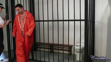 Красивая женщина-офицер отсасывает заключённому до оргазма в лицо