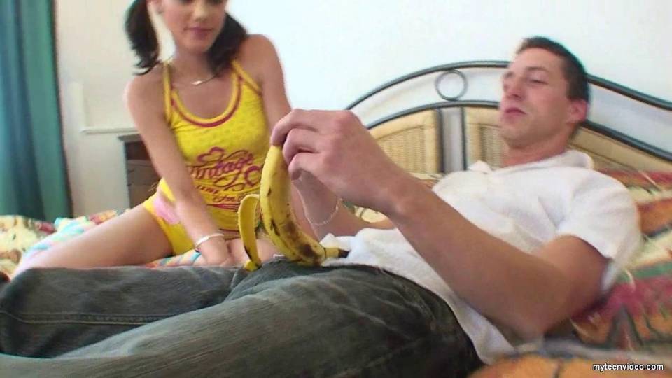 Темненькая студентка практикуется на фруктах перед жестким сексом